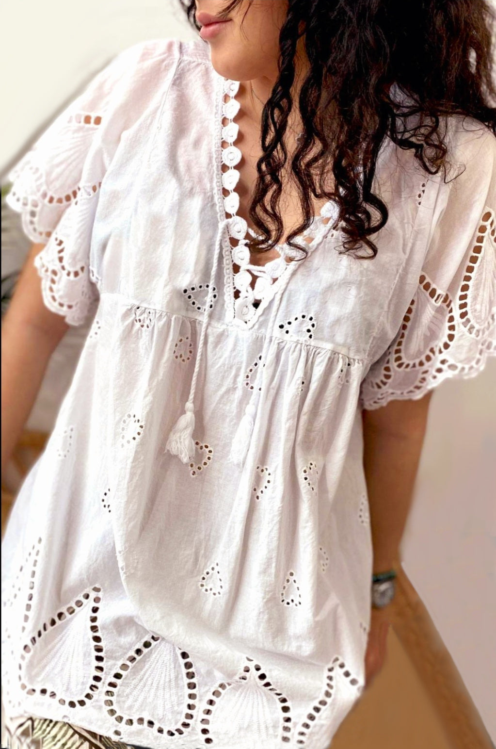 IS.2.02140-white lace blouse